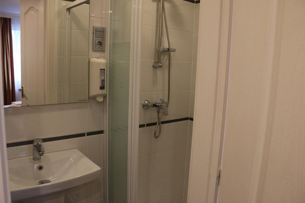 Hotel Aradi Vendeghaz Miskolc Zimmer foto